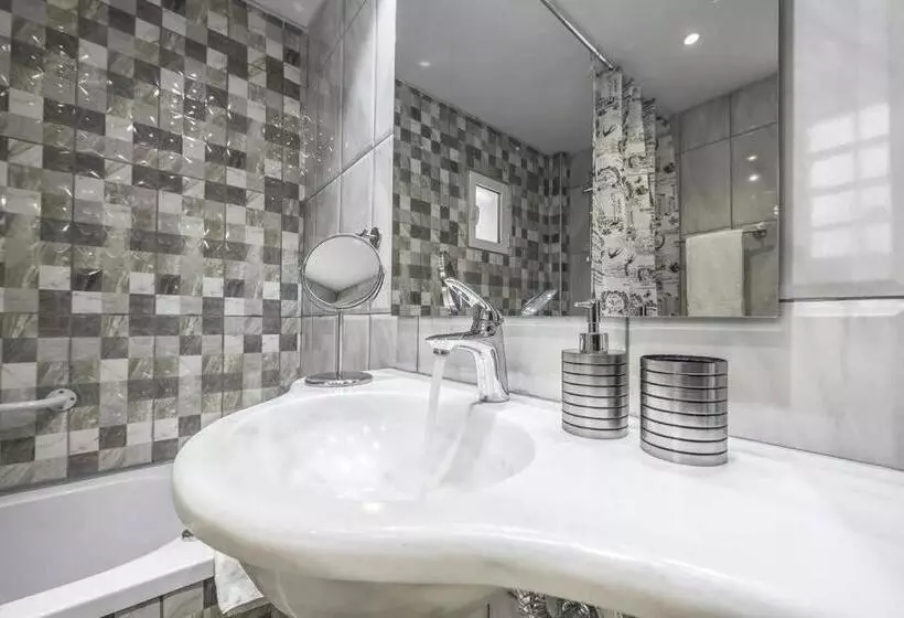 Modern Fully Equipped House, 5 Min Walk From Metro