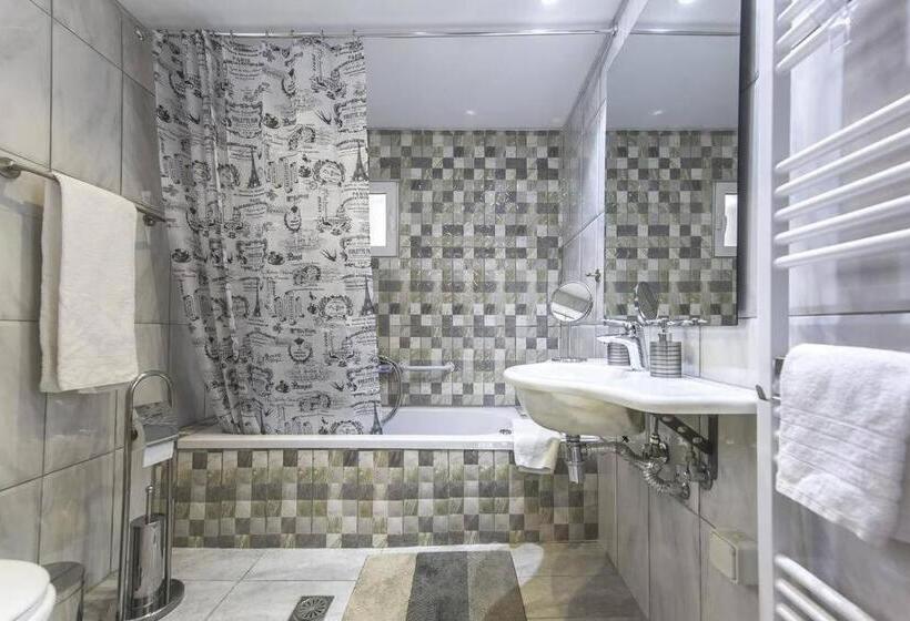 Modern Fully Equipped House, 5 Min Walk From Metro