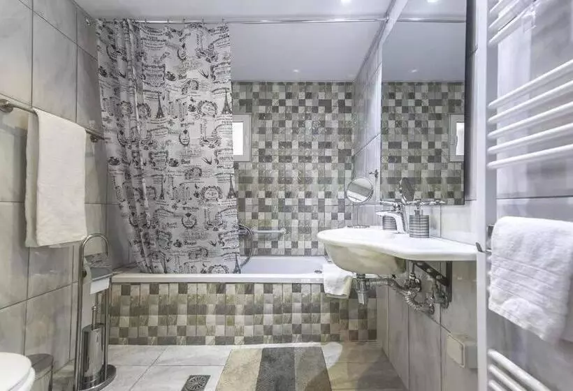 Modern Fully Equipped House, 5 Min Walk From Metro