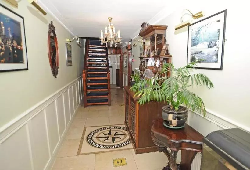 Majatalo Clooneen House