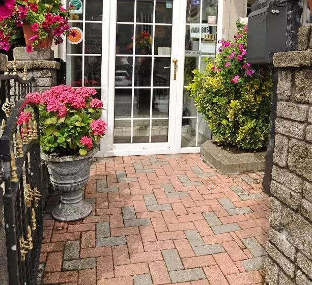 Majatalo Clooneen House