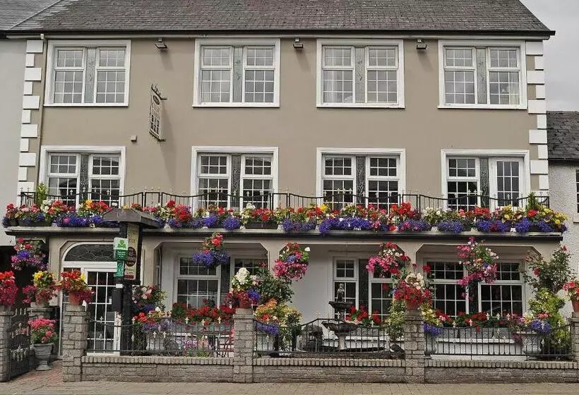 Majatalo Clooneen House