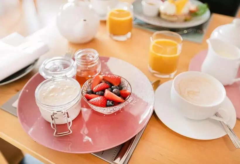 Majatalo Caravogue House