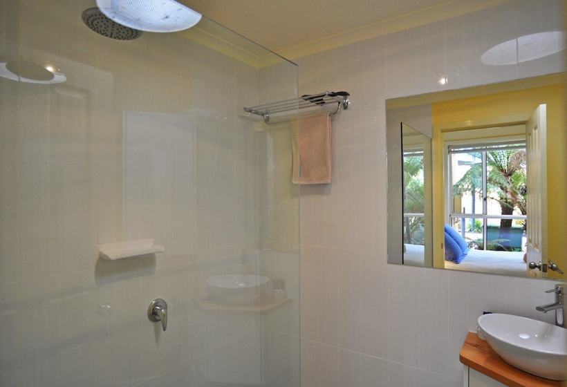 The Sails 8  Linen Included  Central Location