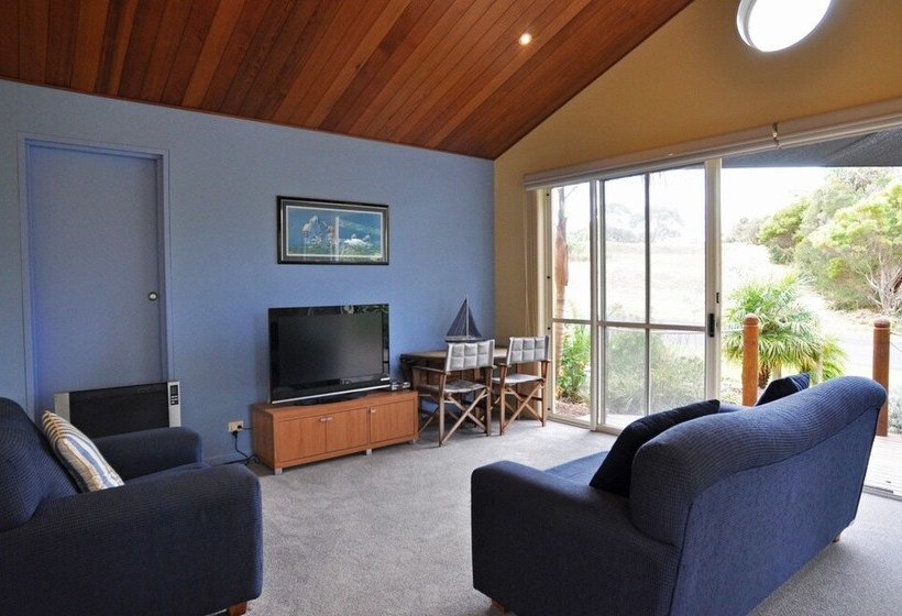 The Sails 8  Linen Included  Central Location