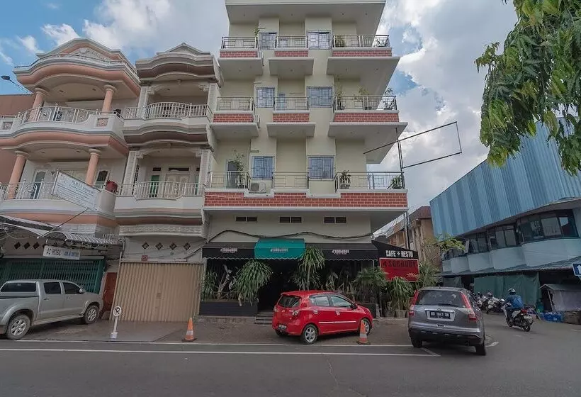 ホテル Reddoorz At H Agus Salim Street Pontianak