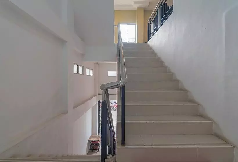 ホテル Reddoorz At H Agus Salim Street Pontianak