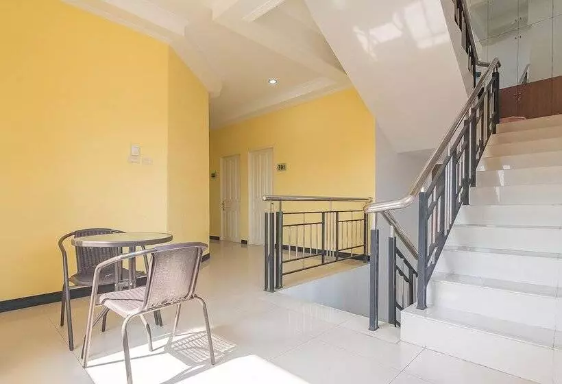 ホテル Reddoorz At H Agus Salim Street Pontianak