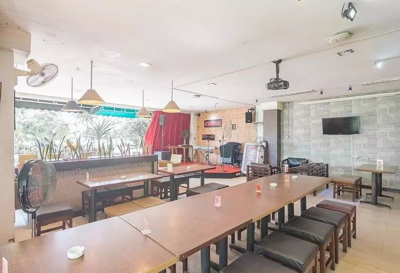 ホテル Reddoorz At H Agus Salim Street Pontianak