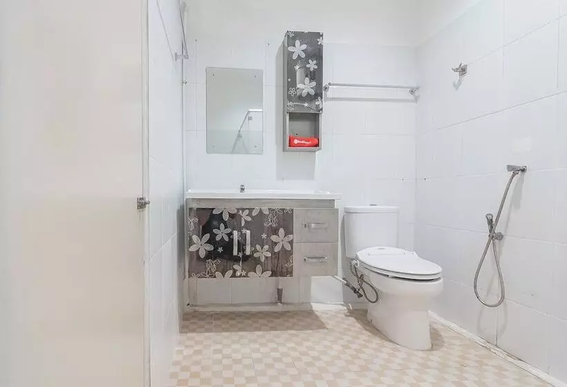 ホテル Reddoorz At H Agus Salim Street Pontianak