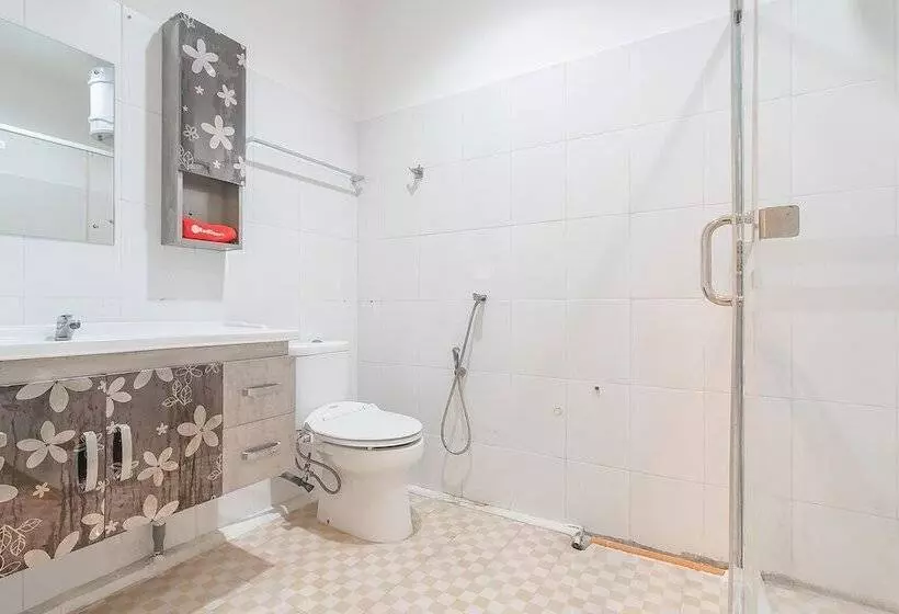 ホテル Reddoorz At H Agus Salim Street Pontianak