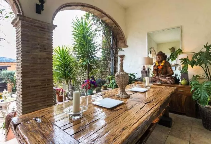 تختخواب و صبحانه The House @ Tormos