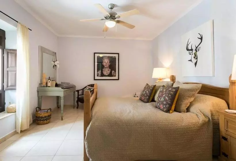 تختخواب و صبحانه The House @ Tormos