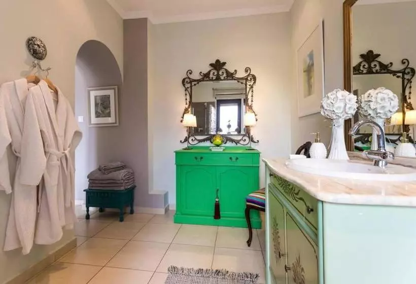 تختخواب و صبحانه The House @ Tormos