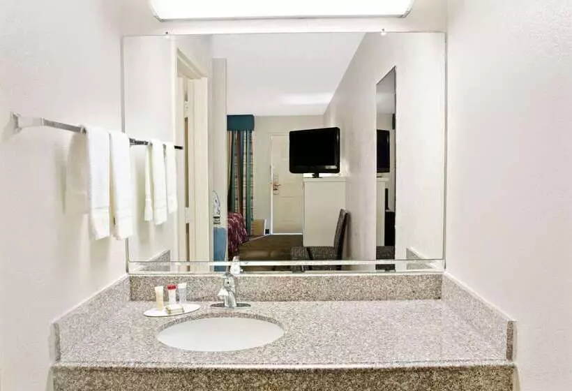 Hotelli Howard Johnson By Wyndham Houston Heights/downtown