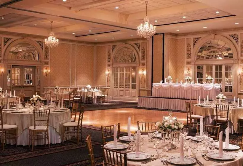 هتل Roanoke & Conference Ctr, Curio Collection By Hilton