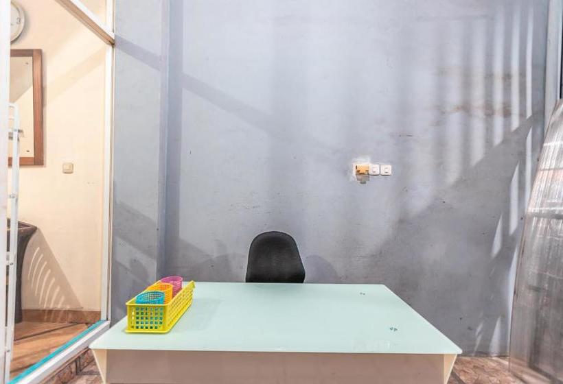 Отель Oyo 2070 Kamarku Bagus