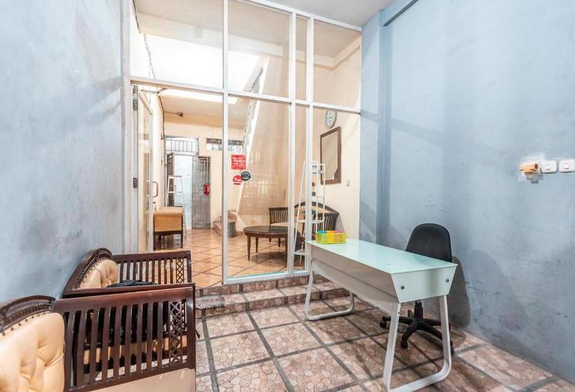 Отель Oyo 2070 Kamarku Bagus