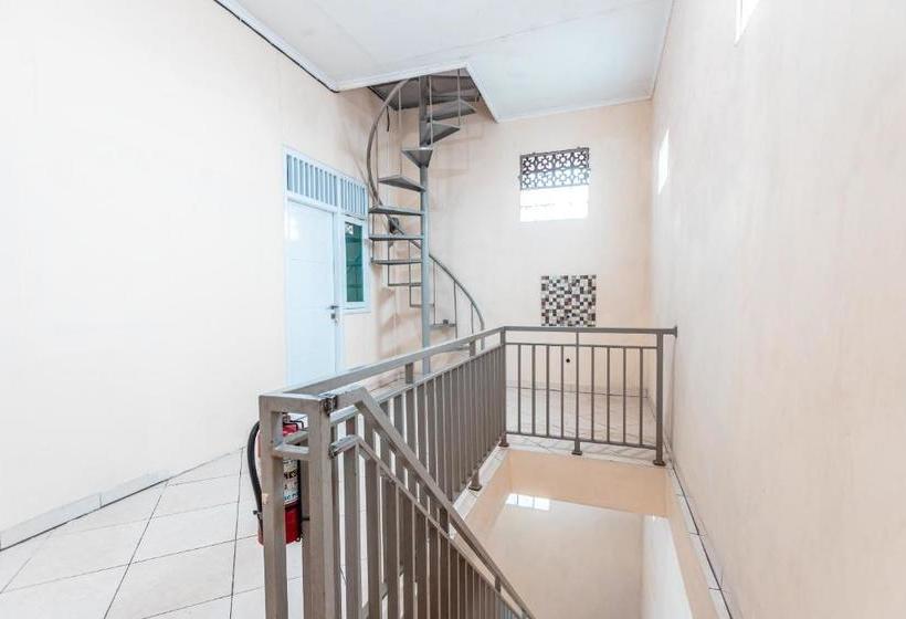 Отель Oyo 2070 Kamarku Bagus