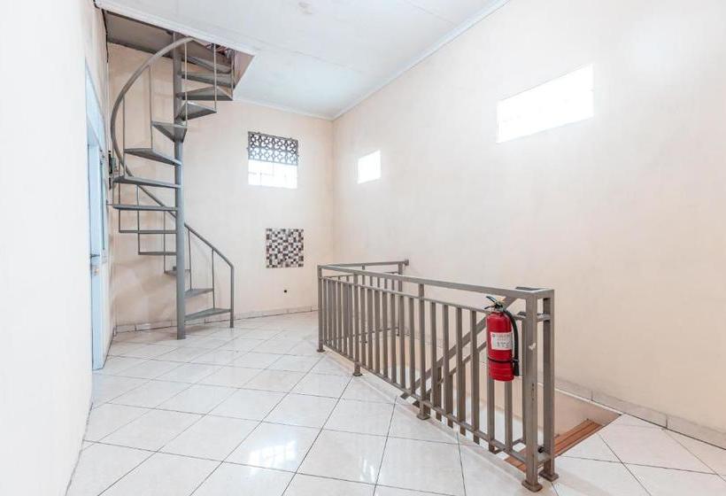 Отель Oyo 2070 Kamarku Bagus