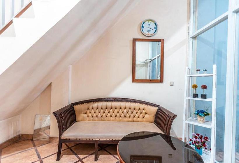 Отель Oyo 2070 Kamarku Bagus