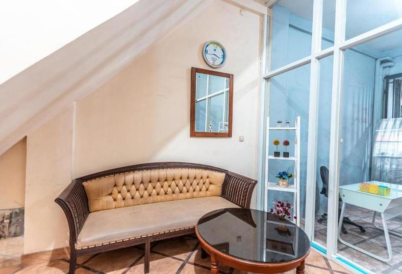 Отель Oyo 2070 Kamarku Bagus