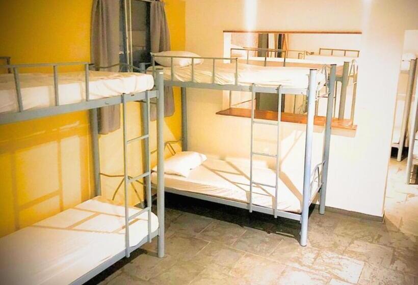 Por El Mundo Hostel