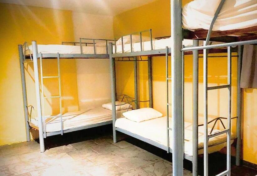 Por El Mundo Hostel