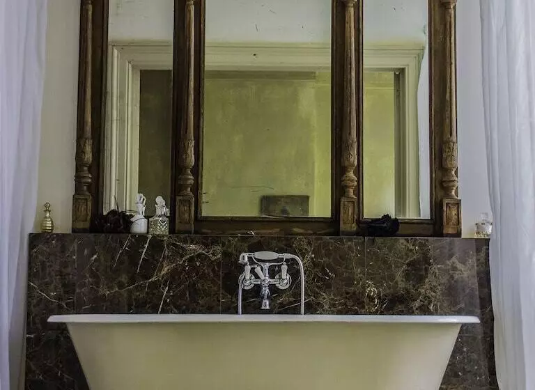 Bed & Breakfast Boulevard Leopold Rooms & Suites