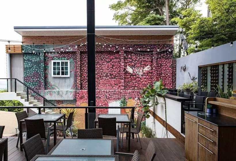 Hotelli Phuket View Coffee And Resort