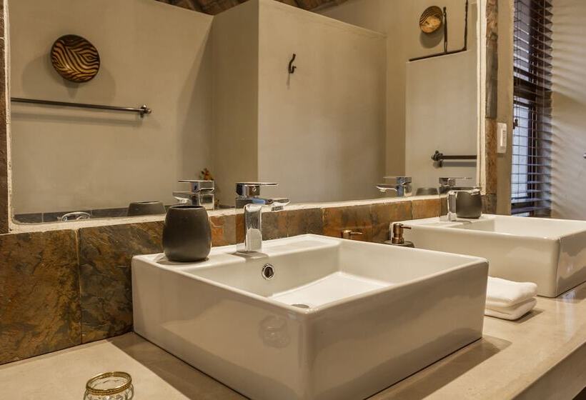 בית מלון כפרי Ukuthula Bush Lodge