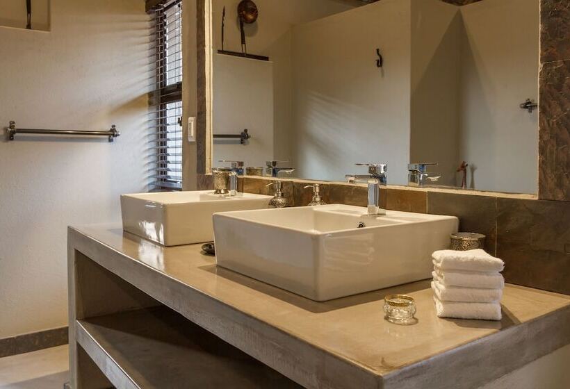 בית מלון כפרי Ukuthula Bush Lodge