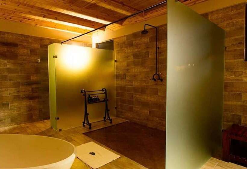 هتل Callies Game Lodge Safaris