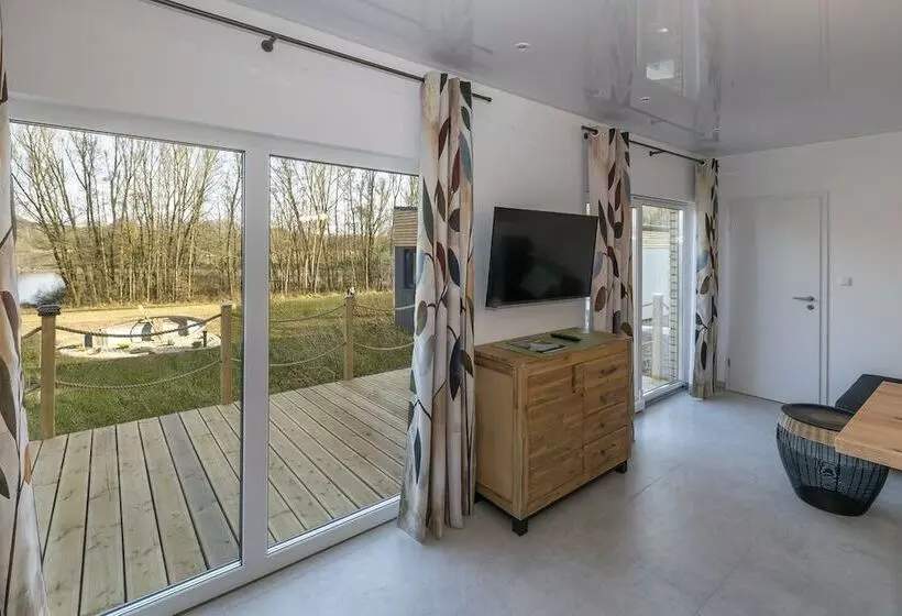 Hotelli Lakeside Resort Michaela