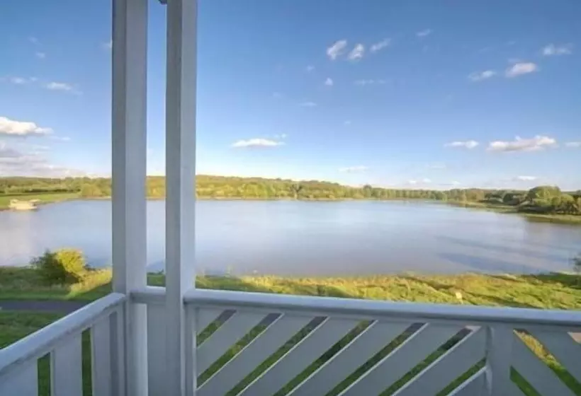 Hotelli Lakeside Resort Michaela