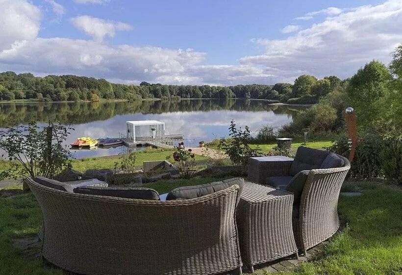 Hotelli Lakeside Resort Michaela