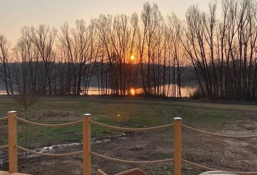 Hotelli Lakeside Resort Michaela