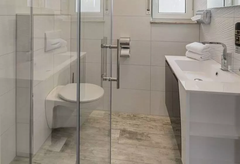 Hotelli Lakeside Resort Michaela