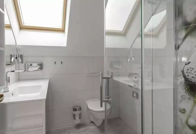 Hotelli Lakeside Resort Michaela