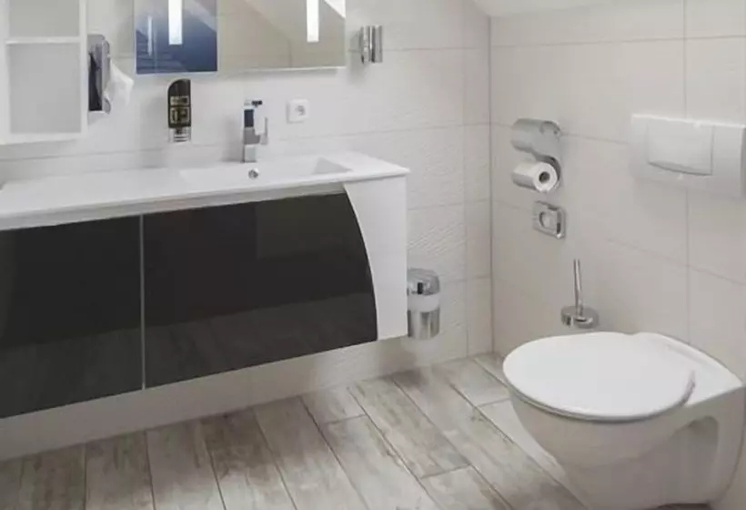 Hotelli Lakeside Resort Michaela