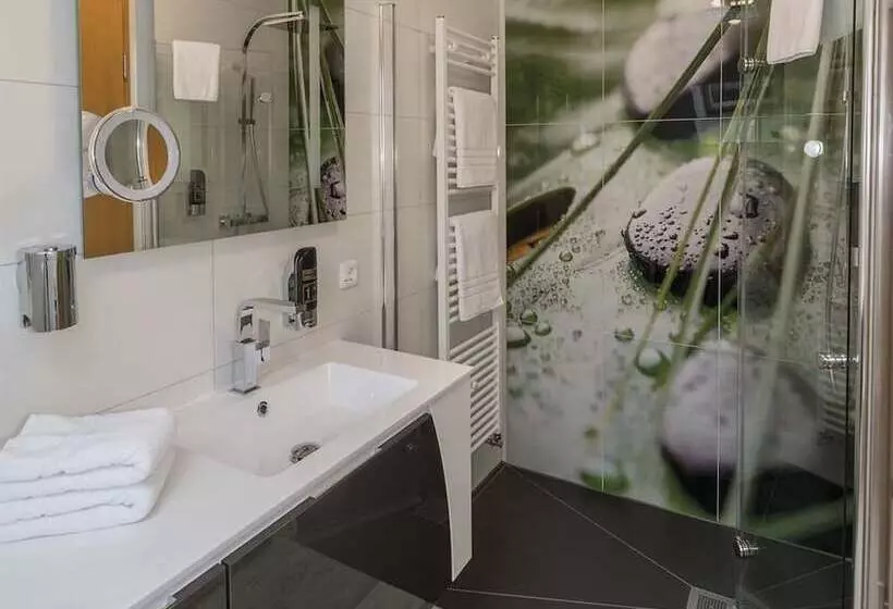 Hotelli Lakeside Resort Michaela