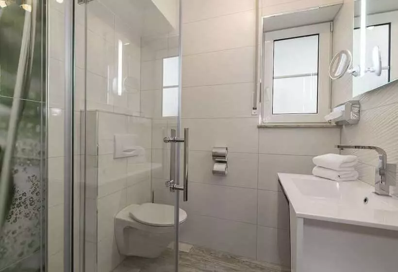 Hotelli Lakeside Resort Michaela