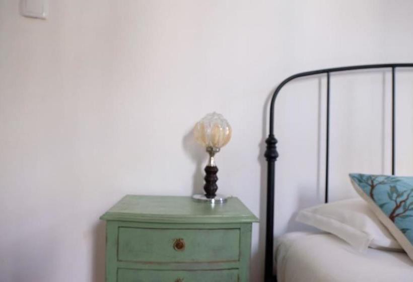 پانسیون Poets Privates