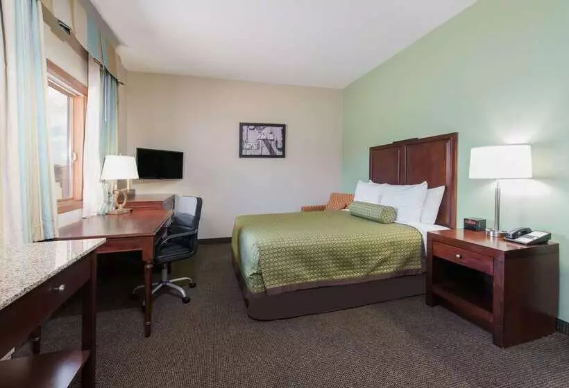 هتل Baymont By Wyndham Pierre