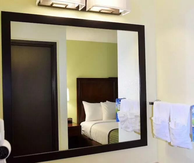 هتل Baymont By Wyndham Pierre