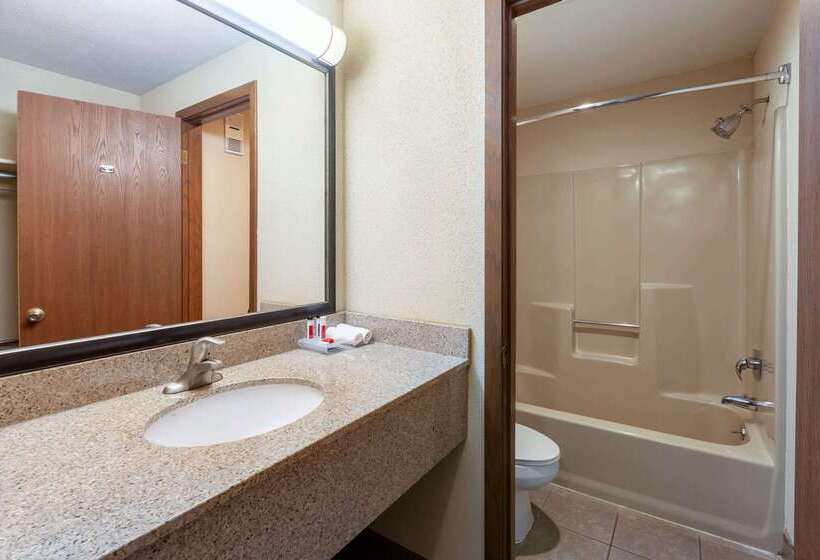 Отель Baymont By Wyndham St. Ignace Lakefront