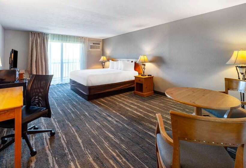 Отель Baymont By Wyndham St. Ignace Lakefront