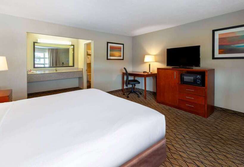 Отель Baymont By Wyndham St. Ignace Lakefront