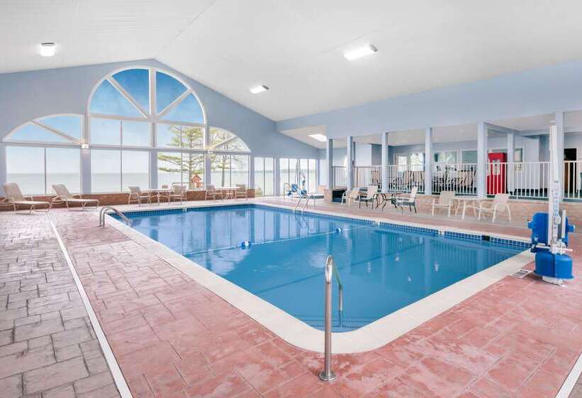 Отель Baymont By Wyndham St. Ignace Lakefront