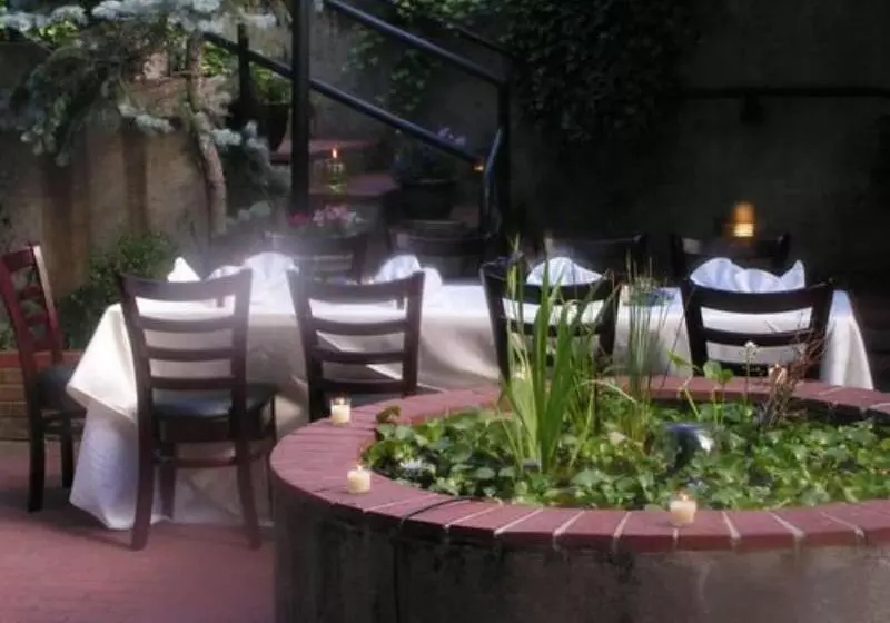 ホテル Ironclad Inn & Bourbon Room